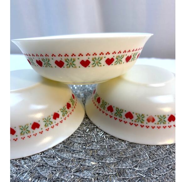 Vintage ARCOPAL France Homespun Holiday Hearts Vintage Cereal Bowls Set of 3 - Picture 1 of 7